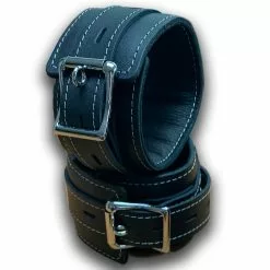 Gepolsterde Zwart Lederen Boeienset Met Contrasterende Stiksels Van NLLeather 13 Gepolsterde Zwart Lederen Boeienset Met Contrasterende Stiksels Van NLLeather -Bondage - Boeien Verkoopwinkel NLleather enkel