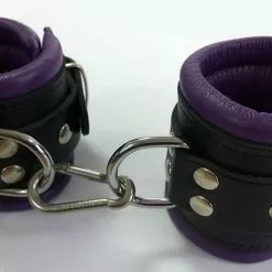 Luxe Gevoerde Polsboeien, Zwart-Paars Van HG Leather Creations 7 Luxe Gevoerde Polsboeien, Zwart-Paars Van HG Leather Creations -Bondage - Boeien Verkoopwinkel hg 606p purple black leather lined wrist restraints 16743 1