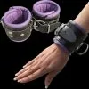 Luxe Gevoerde Polsboeien, Zwart-Paars Van HG Leather Creations -Bondage - Boeien Verkoopwinkel hg 606p purple black leather lined wrist restraints 3601