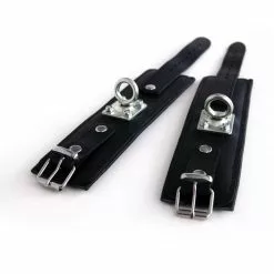 Saxos BDSM Toys Gepolsterde Zwart Lederen Polsboeien Met Stevige Roterende O-ring Van Saxos 7 Saxos BDSM Toys Gepolsterde Zwart Lederen Polsboeien Met Stevige Roterende O-ring Van Saxos -Bondage - Boeien Verkoopwinkel os 0100 2s p padded black leather wristcuff with strong rotating ring 20311 2